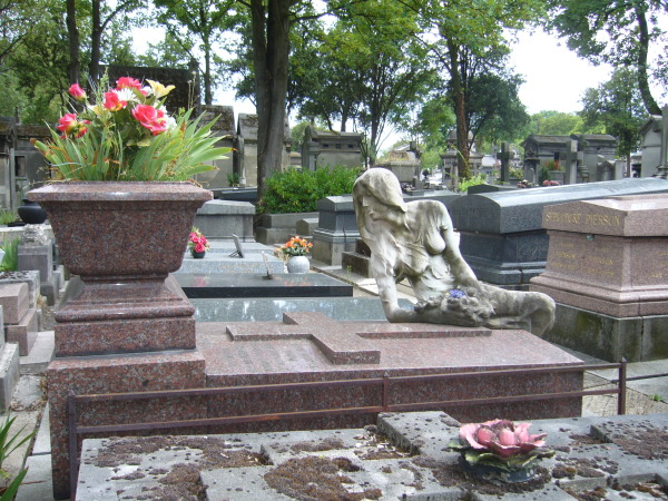 Wikimedia Commons Photograph by Lebiblio of the tomb of Cléo de Mérode.